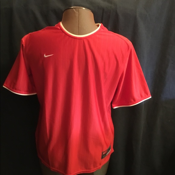 BOYS RED NIKE TOP - Picture 6 of 6